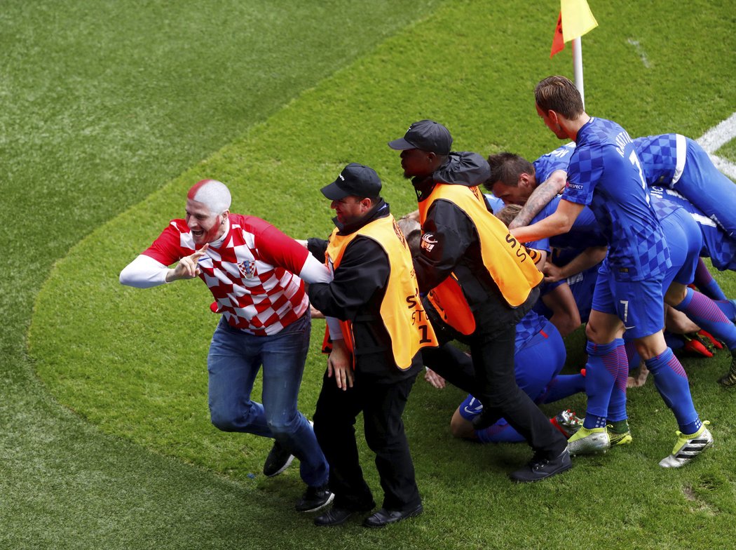 Nakonec zlobivého fanouška pořadatelé posadili zpět na místo.