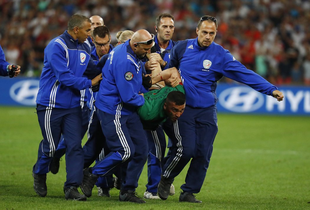 Portugalce zneškodnila policie. Doslova ho vynesla ze stadionu.