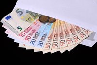 Eura na dovolenou Češi teď nakoupí levně. Kurz jim ale kazí národní banka