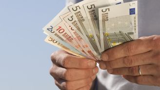 Půjčky v eurech jsou výrazně levnější než v korunách 