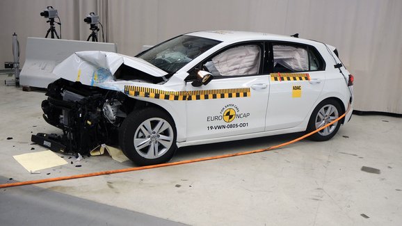 Euro NCAP 2019: VW Golf – Pět hvězd pro osmičku i přes otevřené dveře   