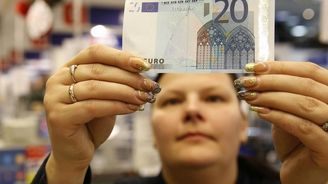 Euro dál oslabuje kvůli deflaci v eurozóně