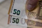 Falešnou bankovku eura od té pravé lze poznat podle toho, že spodní tzv. nehází u číslice hodnoty duhovku.