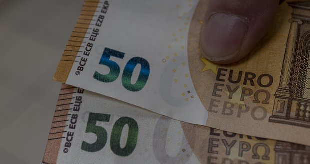 Falešnou bankovku eura od té pravé lze poznat podle toho, že spodní tzv. nehází u číslice hodnoty duhovku.