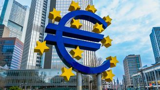 Ropa za 100 dolarů a duchové minulosti. ECB se bojí další osudové chyby Ropa za 100 dolarů a duchové minulosti. ECB se bojí další osudové chyby