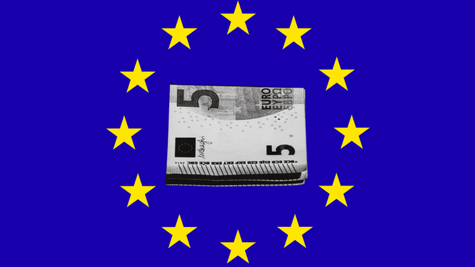 Euro v pondělí vůči americkému dolaru sestoupilo až na nejnižší úroveň za 17 měsíců. Euro v pondělí vůči americkému dolaru sestoupilo až na nejnižší úroveň za 17 měsíců.