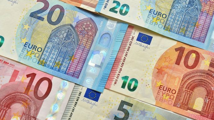 Euro je zpět pod paritou s dolarem, kleslo nejníže od roku 2002