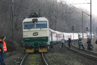 Mladík se v Mladé Boleslavi vydal proti vlaku: Po srážce je v kritickém stavu