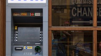 Banky se distancují od bankomatů Euronet. Provozovatel tvrdí, že poplatky nejsou v jeho režii 