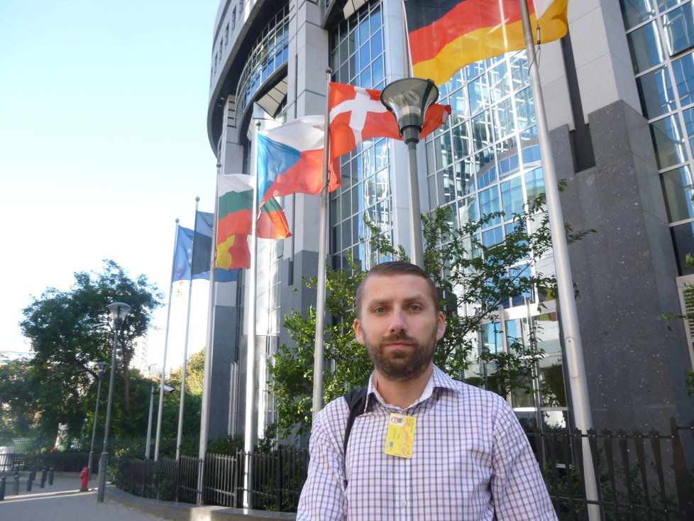 Redaktor Blesk.cz Jaroslav Šimáček před budovou europarlamentu v Bruselu