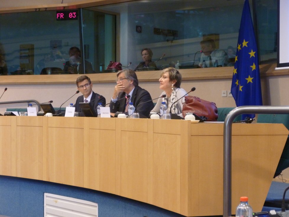 Mluvčí EP Ioannis Damirs (uprostřed) se šéfem EFSA doktorem Valriem Curtiu a Chantal Bruetschy z Evropské komise