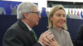 Předseda Evropské komise Jean-Claude Juncker a Federica Mogherini, místopředsedkyně Junckerovy komise a šéfka evropské diplomacie