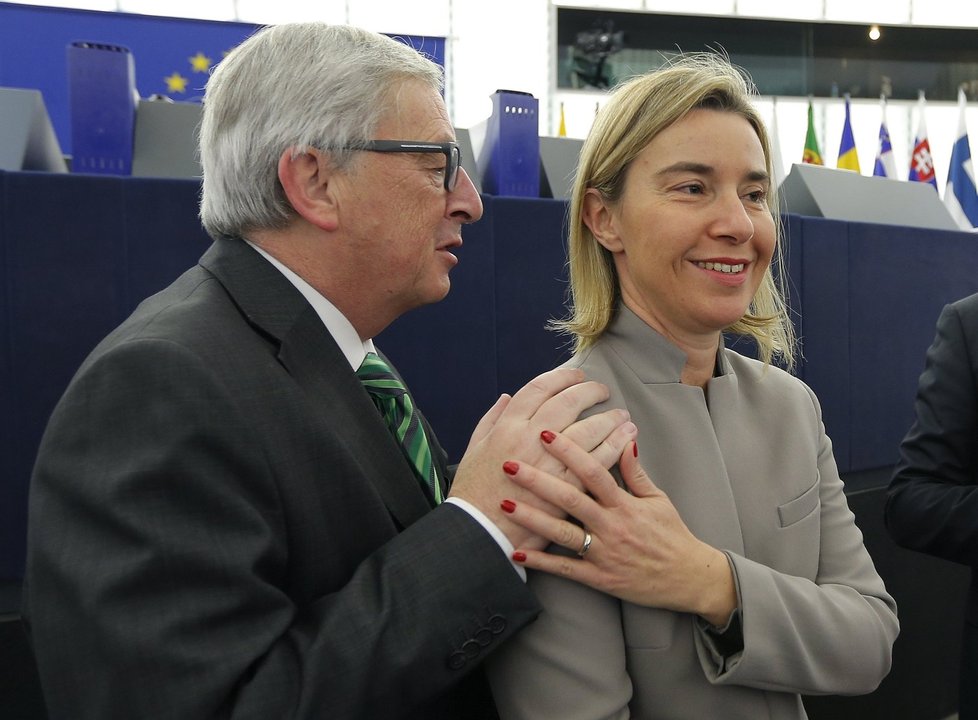 Předseda Evropské komise Jean-Claude Juncker a Federica Mogherini, místopředsedkyně Junckerovy komise a šéfka evropské diplomacie