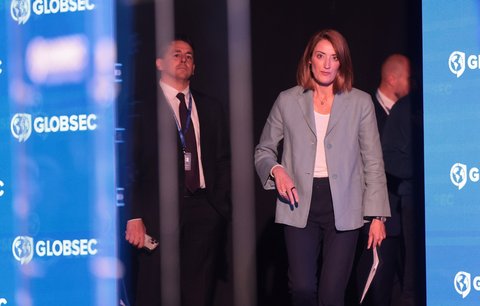 Každý zničený ruský tank znamená menší hrozbu pro Evropu, zaznělo v Hiltonu. Česko chválila Metsolaová