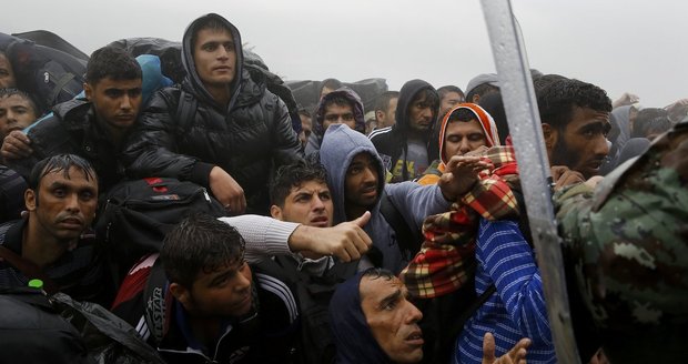 Uprchlická pohotovost: Babiš chce summit, opozice věští konec Schengenu