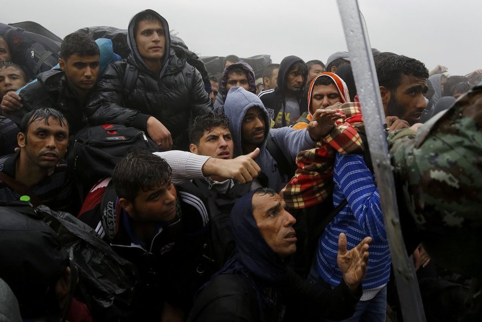 Uprchlíci snažící se překonat evropské hranice