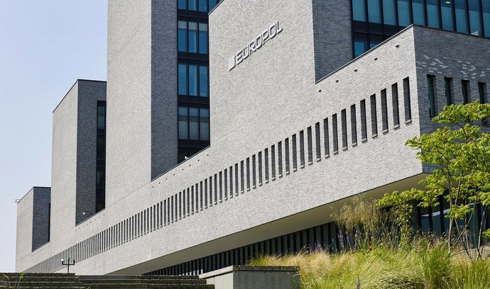 Europol na setkání se zástupci Evropské komise navrhoval, aby měl přístup ke všem nefiltrovaným informací.