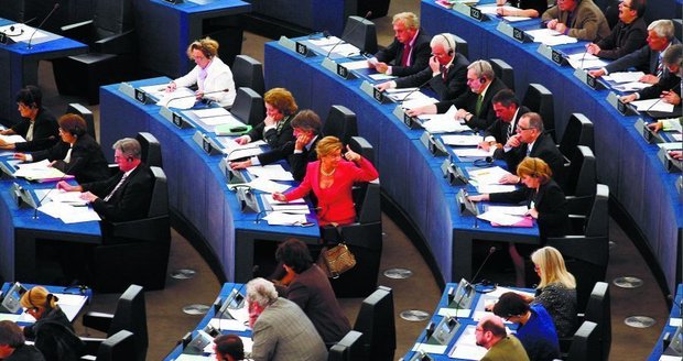 Na »výdaje spojené s prací« můžou europoslanci ročně čerpat přes 6 milionů korun!