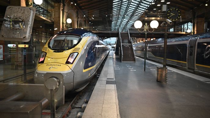 Souprava Eurostar zůstává na pařížském nádraží Gare du Nord. Nemůže vyrazit do Anglie, eurotunel je zavřený.