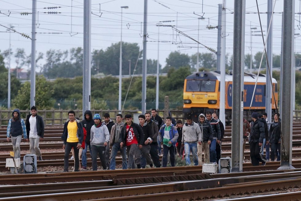 Už několik let migranti doufají, že se z Calais dostanou ilegálně do Británie na nákladních automobilech nebo vlakem skrze Eurotunel.