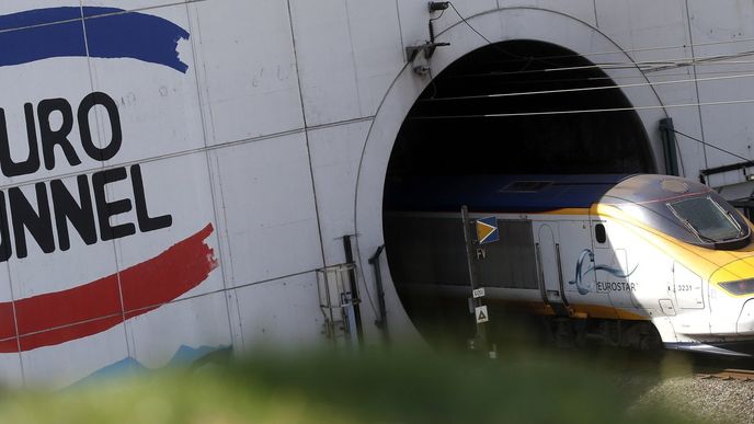 Společnost Eurotunnel nemůže oplotit vjezd v Calais, Francouzi odjeli na dovolenou