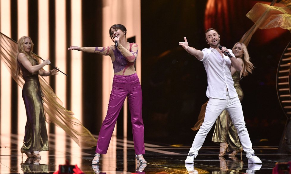 Moderátoři Mans Zelmerlow a Petra Mede také zazpívali.