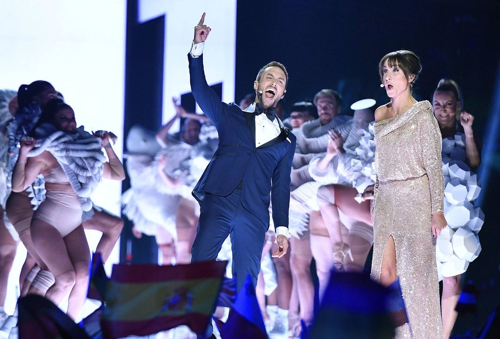 Moderátoři Mans Zelmerlow a Petra Mede