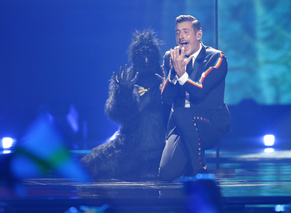 Italský zpěvák Francesco Gabbani  v Eurovizi.