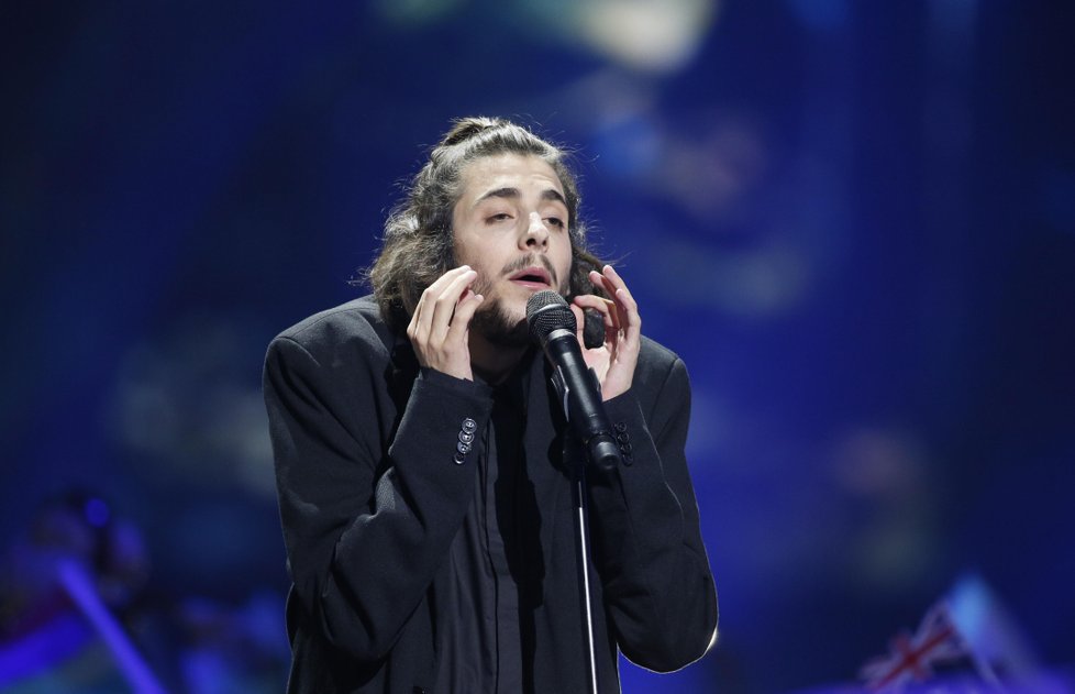 Portugalský zpěvák Isaiah Firebrace v Eurovizi.