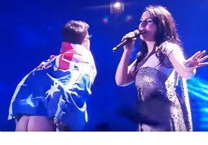 Finále Eurovize narušil australský fanoušek: Vběhl na pódium a vystrčil nahý zadek!