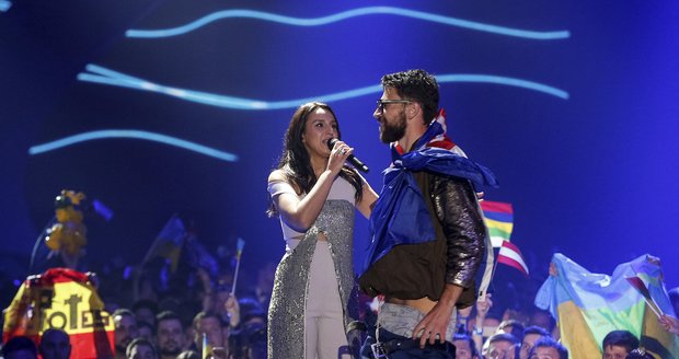 Zpěvačku Jamalu ve finále Eurovize překvapil fanoušek, který ukázal nahé pozadí.
