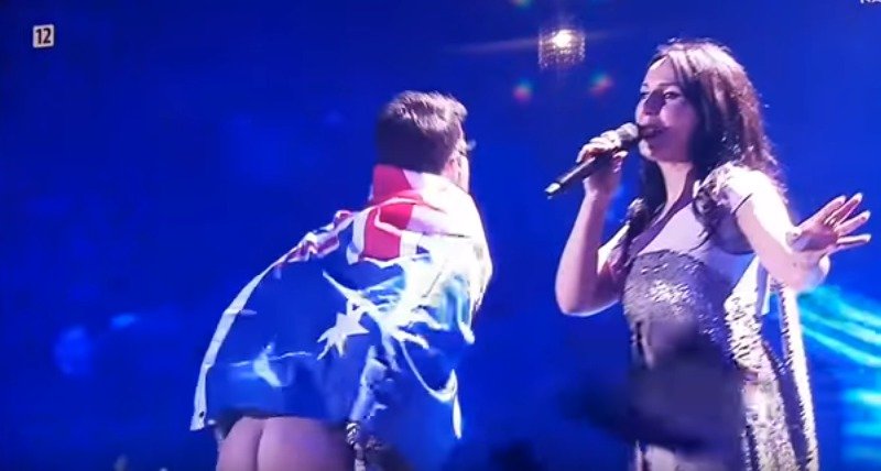 Zpěvačku Jamalu ve finále Eurovize překvapil fanoušek, který ukázal nahé pozadí.