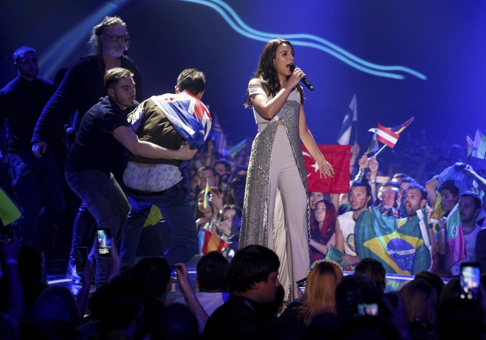 Zpěvačku Jamalu ve finále Eurovize překvapil fanoušek, který ukázal nahé pozadí.