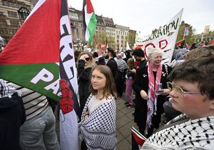 Mohutný propalestinský protest ve švédském Malmö během semifinále Eurovize (9.5.2024)