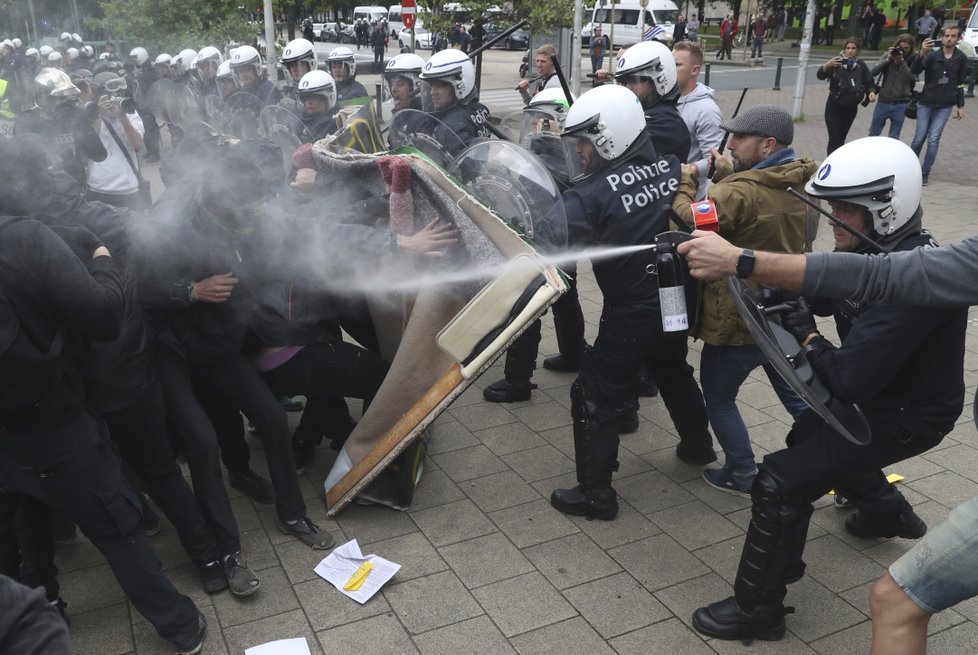 V Bruselu došlo během finále eurovoleb i na střety mezi protestujícími, z nichž část měla na sobě žluté vesty, a policií (26.5.2019)