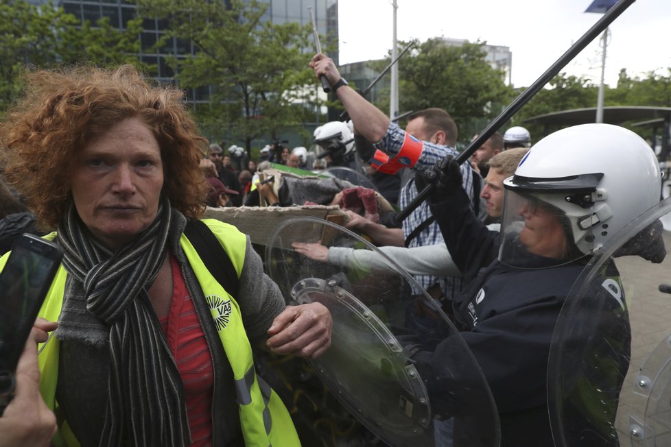 V Bruselu došlo během finále eurovoleb i na střety mezi protestujícími, z nichž část měla na sobě žluté vesty, a policií (26.5.2019)