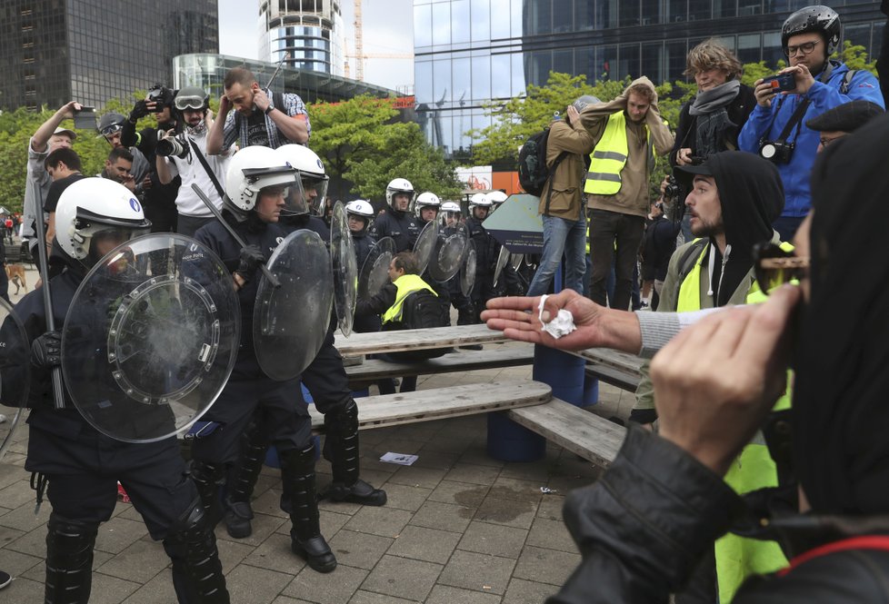 V Bruselu došlo během finále eurovoleb i na střety mezi protestujícími, z nichž část měla na sobě žluté vesty, a policií (26.5.2019)