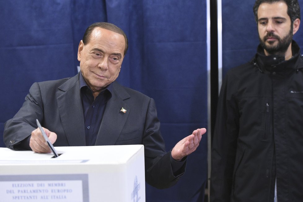 Eurovolby 2019: Italský expremiér Silvio Berlusconi odvolil v Milánu.