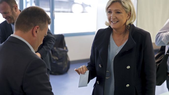Francouzské volby do EP vyhrálo podle odhadů krajně pravicové Národní sdružení Le Penové s 24 procenty. 