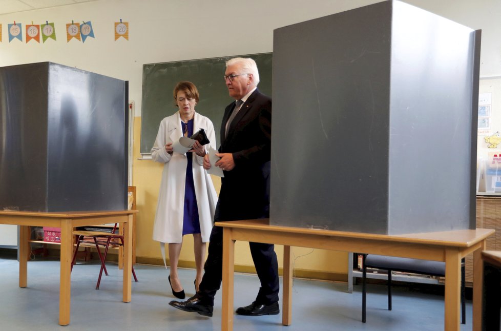 Eurovolby 2019 v Německu: Prezident Frank Walter Steinmeier odvolil v doprovodu manželky Elke Buedenbenderové