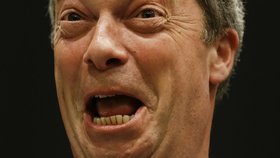 Vítěz britských eurovoleb Farage a jeden z jeho "eurošklebů"