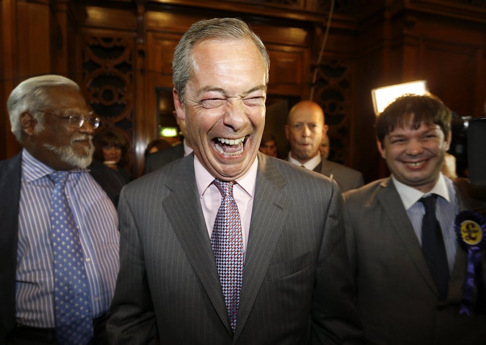 Vítěz britských eurovoleb Farage a jeden z jeho &#34;eurošklebů&#34;