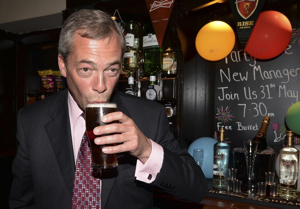 Nigel Farage jako muž z lidu: V britských pubech se během předvolební kampaně vyskytoval poměrně často