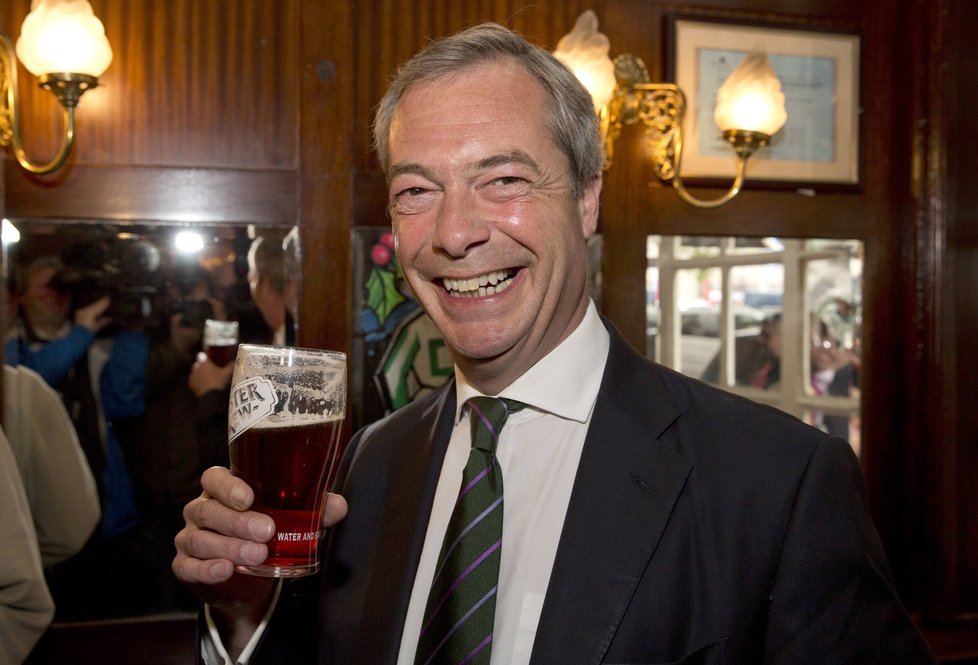 Nacionalista Nigel Farage má britské pivo rád