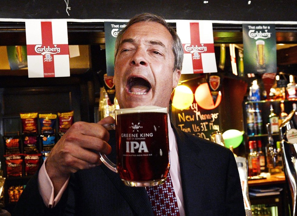 Nigel Farage s pintou piva. Vítězný přípitek?