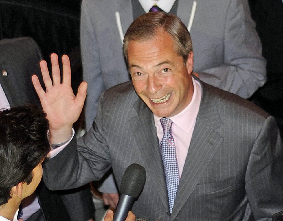 Nigel Farage mává voličům a děkuje za úspěch v eurovolbách. A teď chce ještě křesla v britském parlamentu!