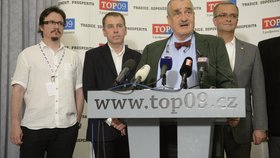 TOP 09 chybělo jen pár desetin procent k poražení Babišova ANO. Schwarzenberg mluví na tiskovce o úspěchu ve volbách.