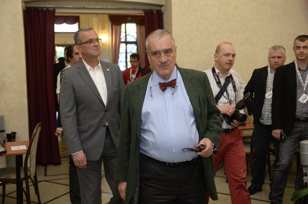 Eurovolby 2014: Karel Schwarzenberg a Miroslav Kalousek při příchodu na tiskovku