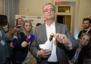 Eurovolby 2014: Šampaňské na počest 2. místa v eurovolbách vzal do ruky Miroslav Kalousek