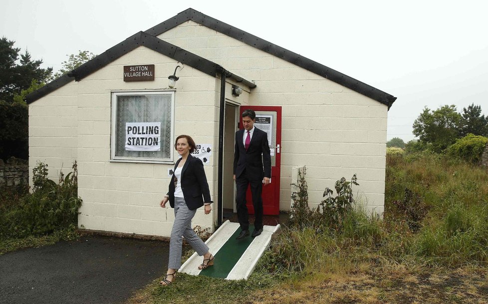 Předseda labouristů Ed Miliband s manželkou Justine u eurovoleb
